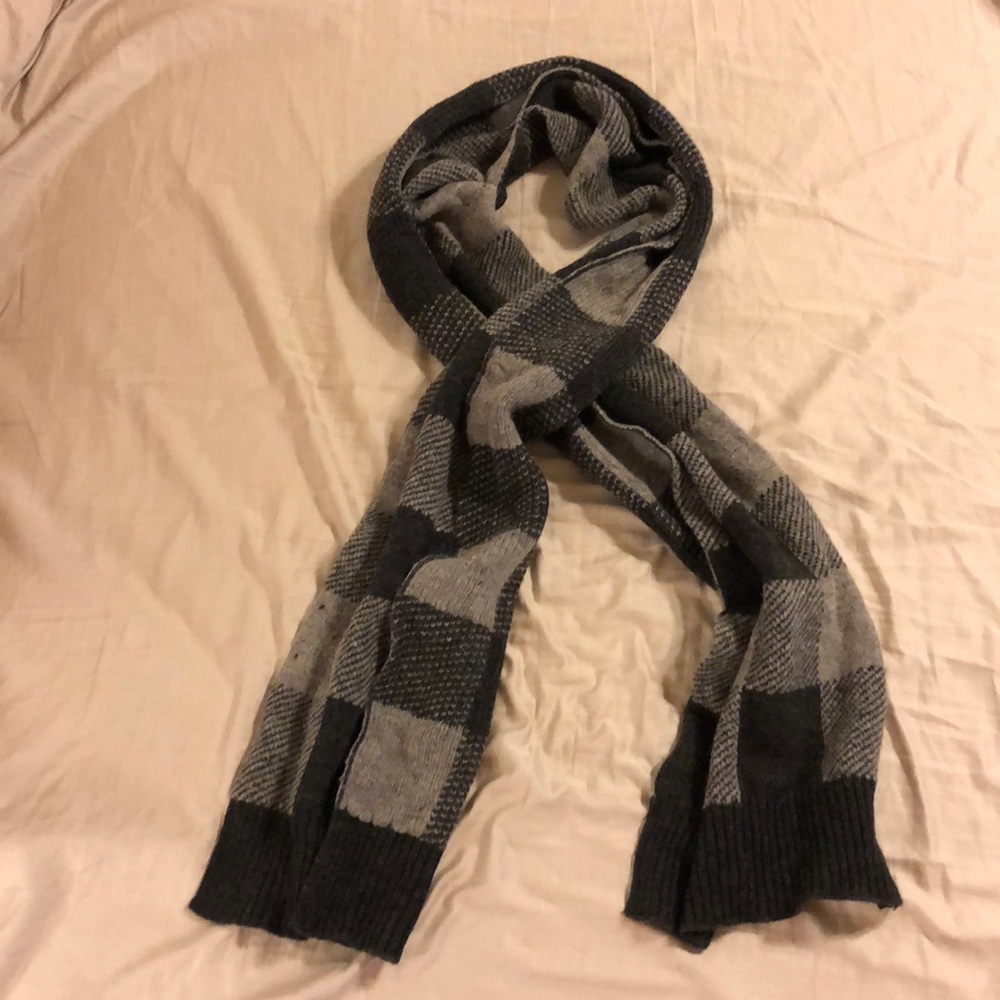 Men’s gray checkered scarf